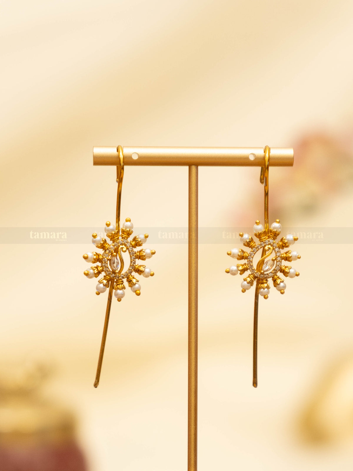 Peacock Pearl Earcuff - White